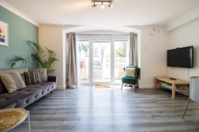 Sunways, quiet south facing terrace, walk to beach!